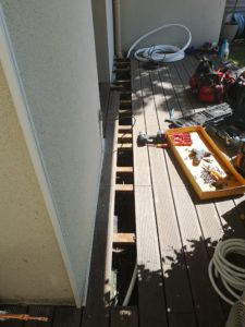 mono split sous une terrasse en bois